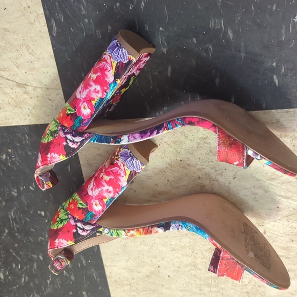 Heels - Picture 2 of 2